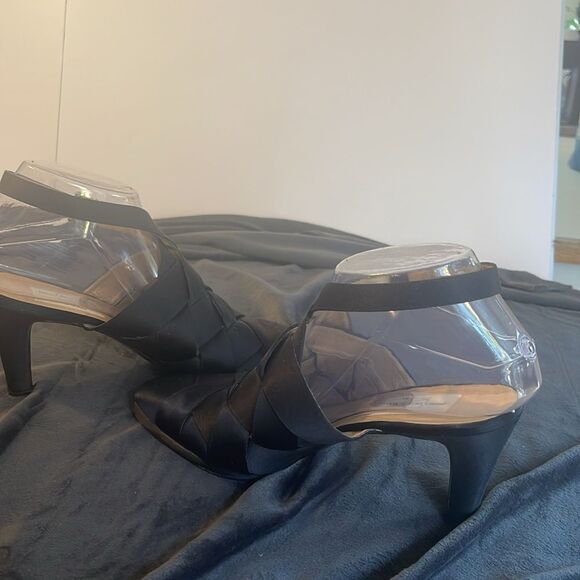 Gorgeous Diego Della Valle Satin Heels - Picture 4 of 9